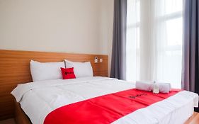 RedDoorz Syariah near Universitas Tidar Magelang